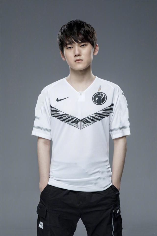 LECW1D2综述：G2 FNC收获两连胜 VIT优势被翻