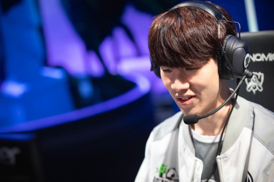 三核协作！ Zeus 杰斯重拾状态，两位C位稳稳收割 Hanwha Life Esports 的首局，击溃 KT Rolster